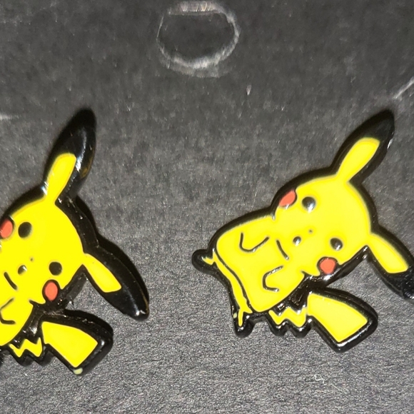 Pikachu stud earrings - Picture 3 of 5